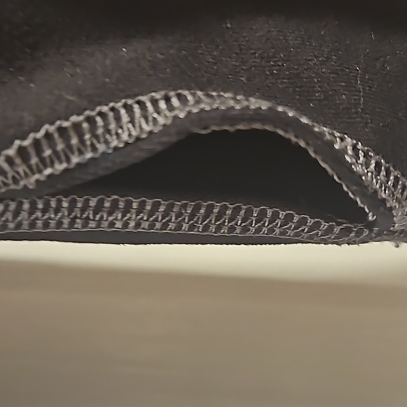 💖 $5 add to bundle Front zip black hoodie w/ front zip pockets💖 - Picture 4 of 5